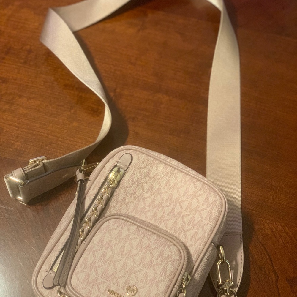 Michael Kors Elliot Small Logo Crossbody Bag in the color Ballet - Picture 5 of 7